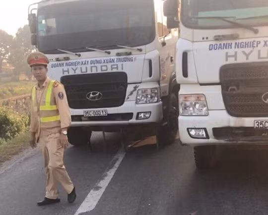 Dan hang xe tai chan quoc lo, tai xe “cuop” giay to CSGT