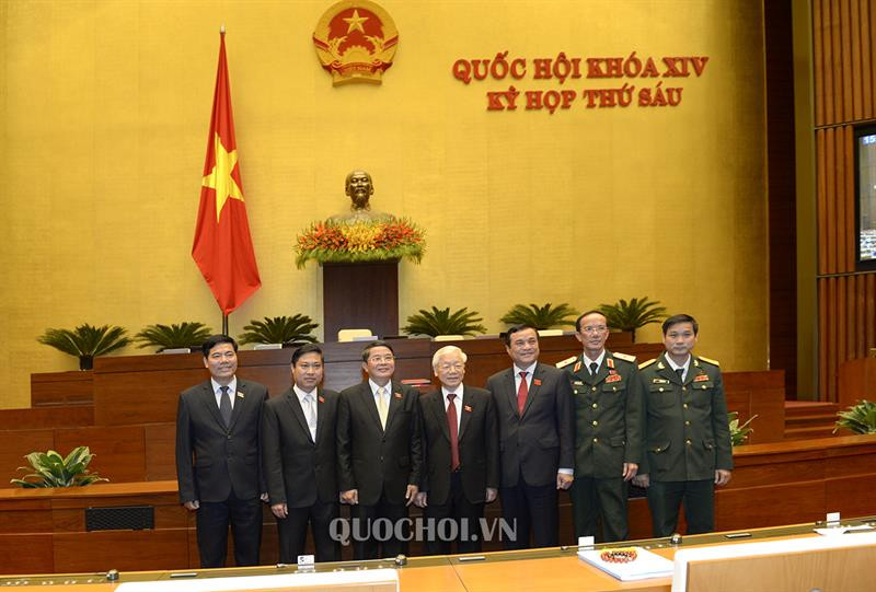 Chủ tịch nước chụp ảnh lưu niệm với các đại biểu Quốc hội. Ảnh: Quochoi.vn