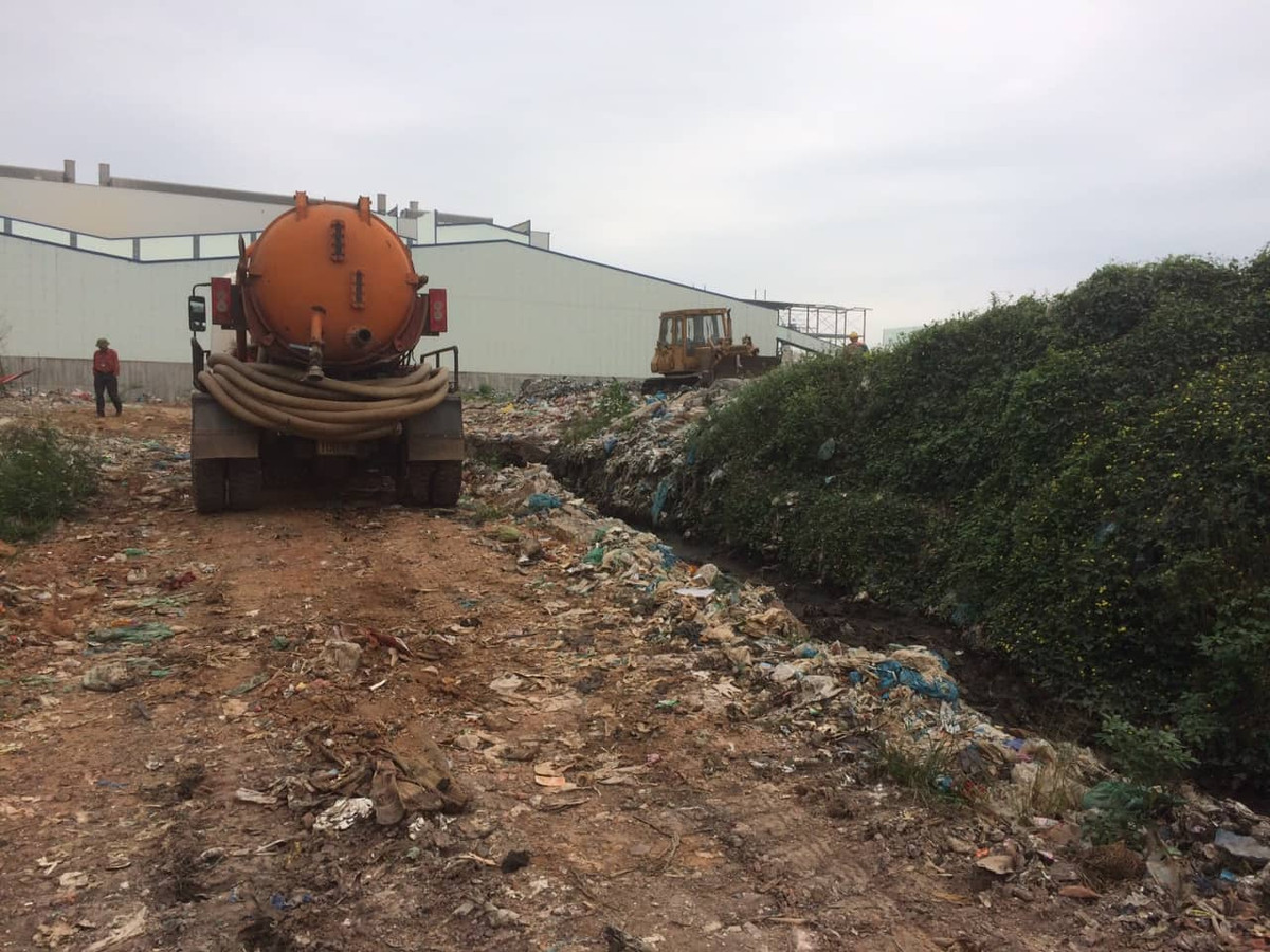 Cong ty moi truong Chi Linh xa thai xe hut be phot ra kenh tuoi tieu-Hinh-2