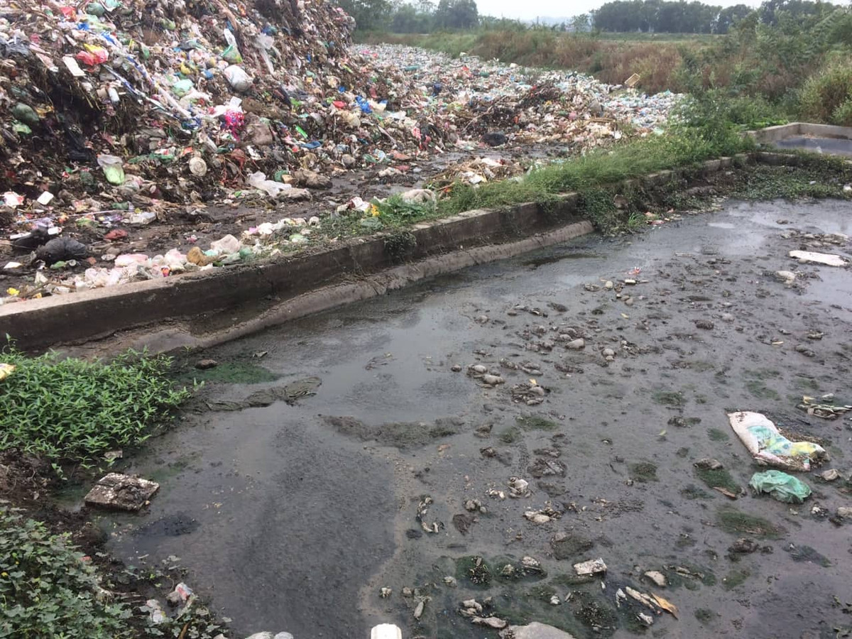 Cong ty moi truong Chi Linh xa thai xe hut be phot ra kenh tuoi tieu-Hinh-6