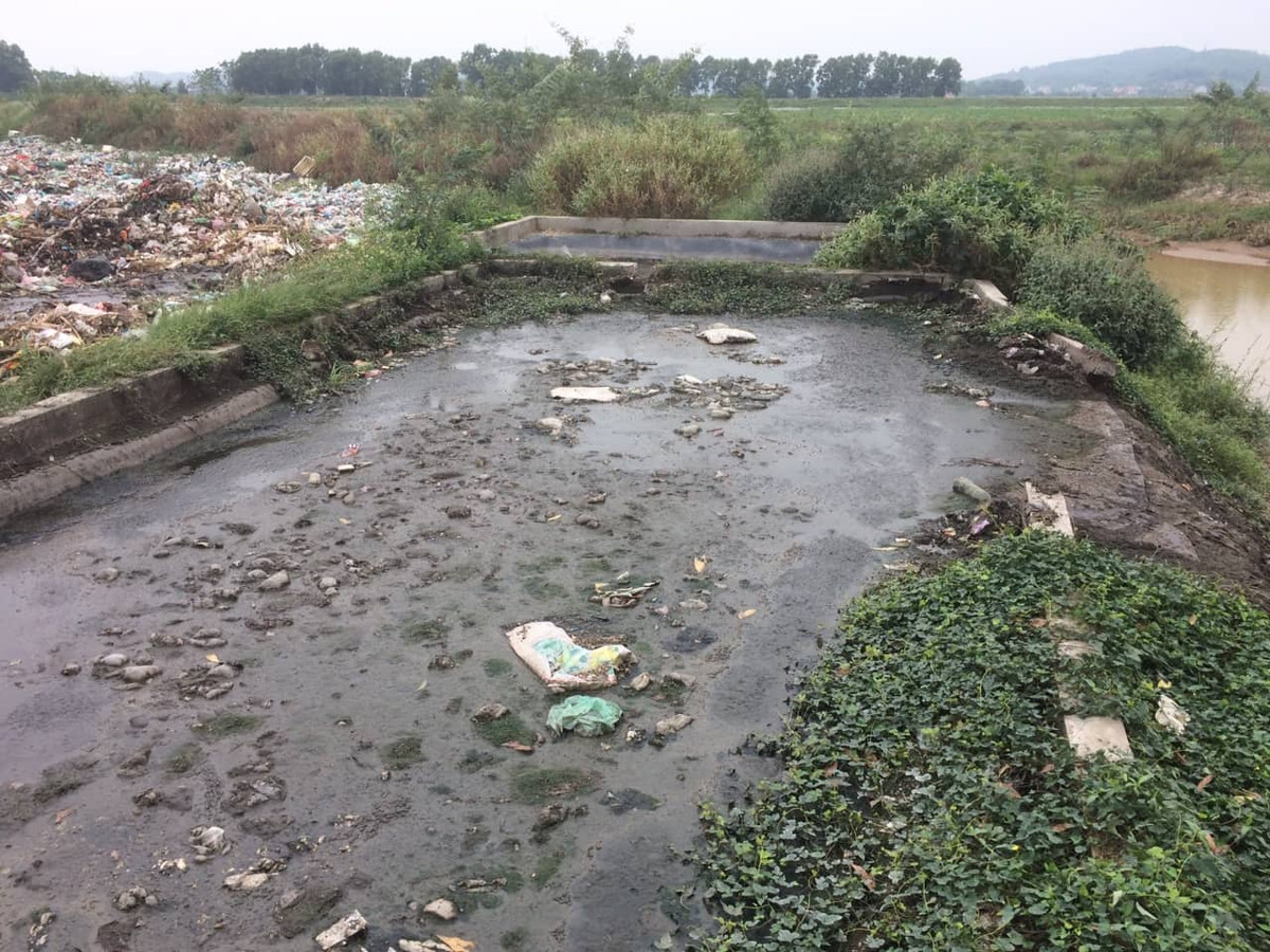 Cong ty moi truong Chi Linh xa thai xe hut be phot ra kenh tuoi tieu-Hinh-5