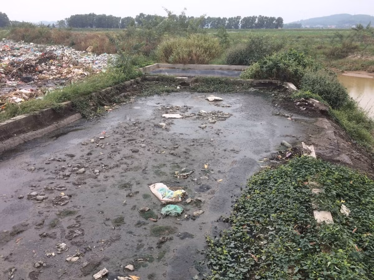 Cong ty moi truong Chi Linh xa thai xe hut be phot ra kenh tuoi tieu-Hinh-5