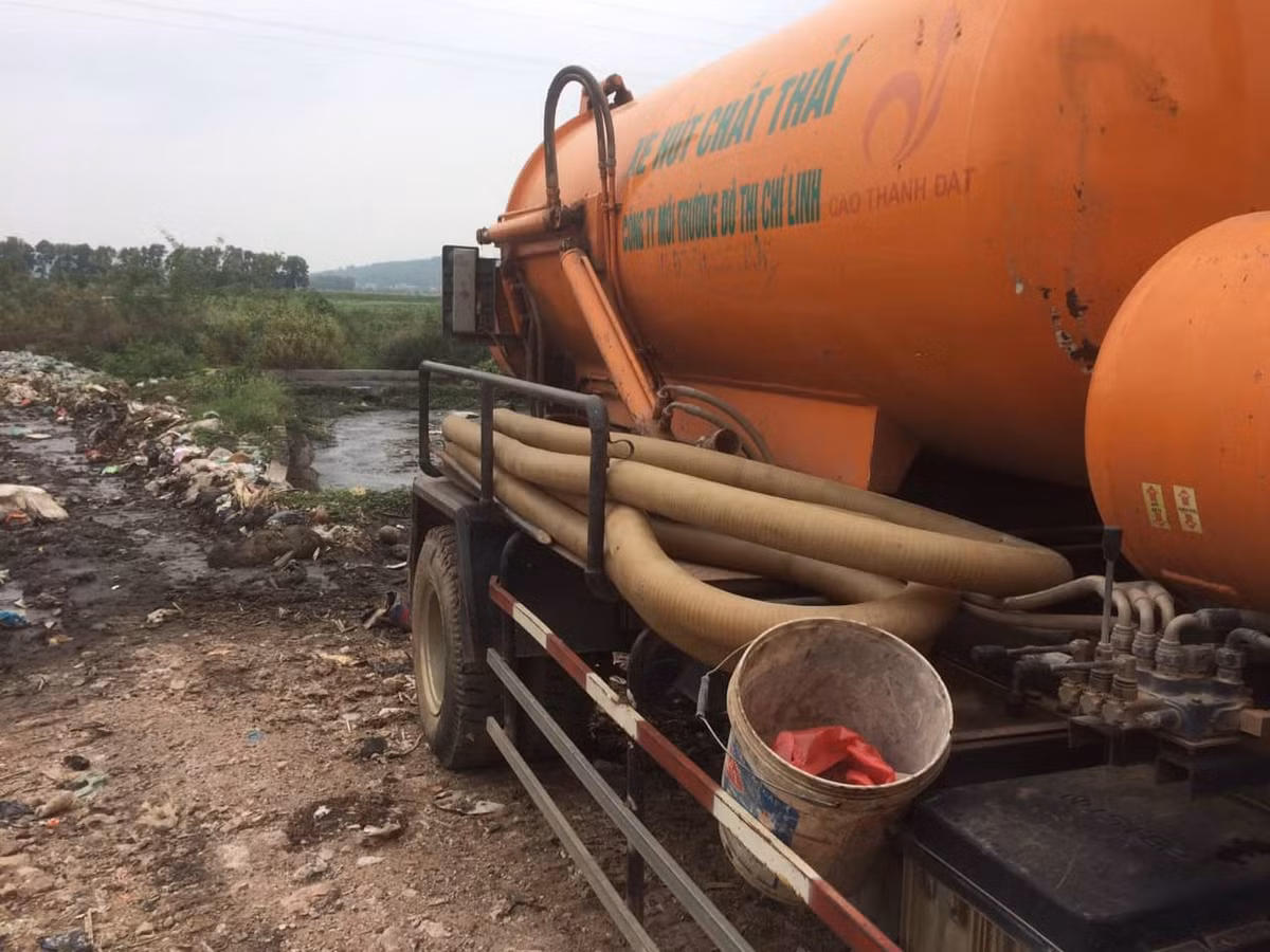 Cong ty moi truong Chi Linh xa thai xe hut be phot ra kenh tuoi tieu-Hinh-3