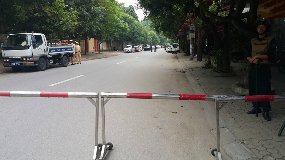 Hàng rào chắn ngang đường để bảo vệ khu vực.