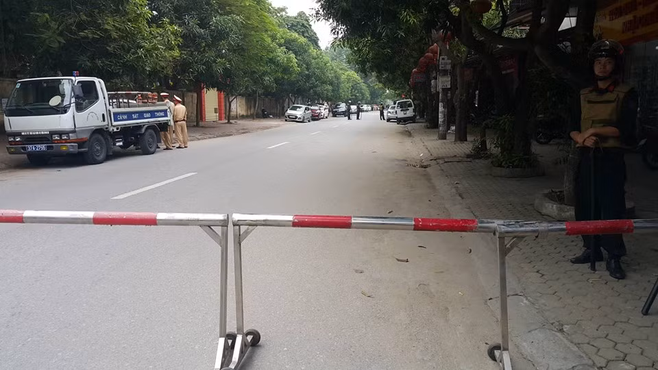 Hàng rào chắn ngang đường để bảo vệ khu vực.