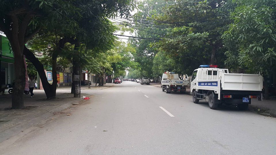 Con phố sau khi bị phong tỏa. Nhiều xe chuyên dụng được điều đến.