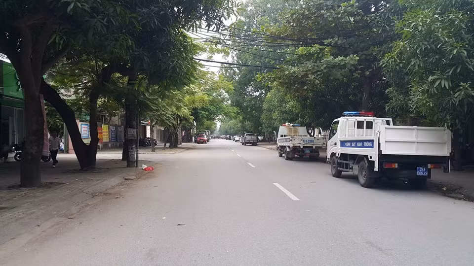 Con phố sau khi bị phong tỏa. Nhiều xe chuyên dụng được điều đến.