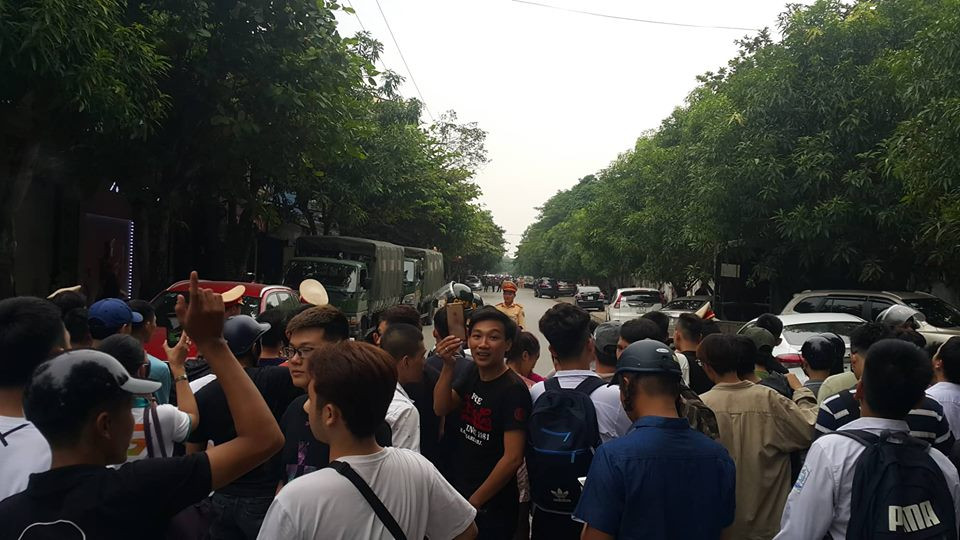 Trong khi lực lượng công an đang vây bắt đối tượng, lãnh đạo UBND TP Vinh trao đổi với PV Kiến Thức cho biết, vẫn chưa nắm được thông tin vụ việc do công an chưa báo cáo. PV Kiến Thức tiếp tục cập nhật...