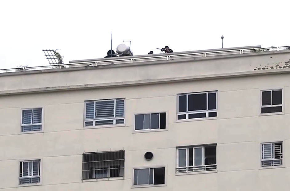 Nhiều lính bắn tỉa được điều động.