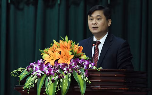 Thong tin ve tan Chu tich UBND tinh Nghe An 42 tuoi