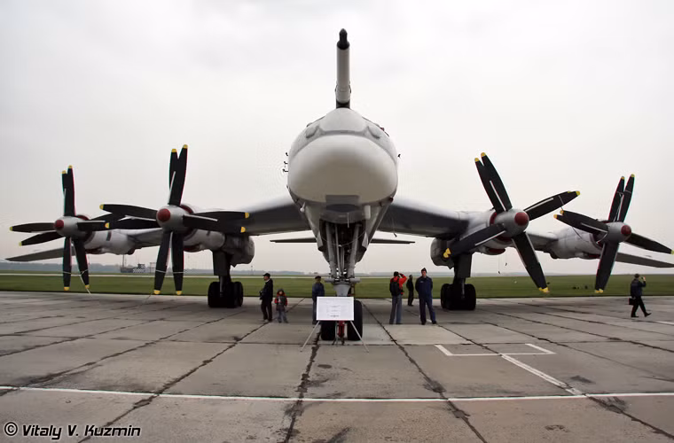 Bat mi cho ngoi phi hanh doan lai “quai vat” Tu-95MS Nga