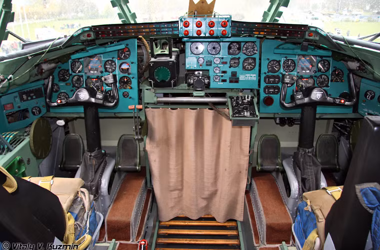 Đầu tiên và chắc chắn máy bay nào cũng phải có là hai phi công (chính-phụ) điều khiển Tu-95MS bay hàng nghìn km. Chuyến bay thành công hay không sẽ phải phụ thuộc lớn vào hai người này. Ảnh: Cabin lái Tu-95MS.