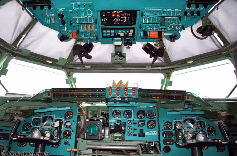 Ra đời từ những năm 1950, dù là có trải qua nâng cấp, tuy nhiên buồng lái Tu-95MS vẫn khá đơn giản, thiếu tiện nghi, chủ yếu gồm toàn đồng hồ và chi chít nút bấm thay vì các màn hình LCD màu.