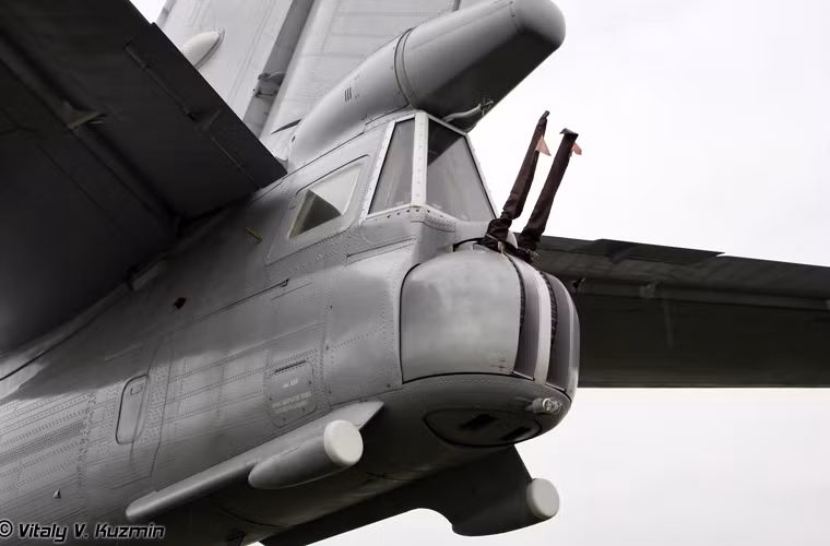 Trong phi hành đoàn 7 người, duy nhất một người ngồi tách biệt với 6 người còn lại. Đó là pháo thủ điều khiển hệ thống phòng thủ đuôi máy bay. Ảnh: Đuôi Tu-95 với cabin nhỏ, lắp tổ hợp pháo tự động 23mm AM-23. Loại vũ khí này được thiết kế để đối phó với máy bay tiêm kích bám đuôi. Dù vậy, trong thời đại tên lửa thì thứ vũ khí này là quá thừa thãi, nó bị rút bỏ từ lâu trên máy bay ném bom B-52. Nhưng các máy bay ném bom Nga như Tu-95MS hay máy bay vận tải Il-76MD thì pháo đuôi vẫn được giữ lại.