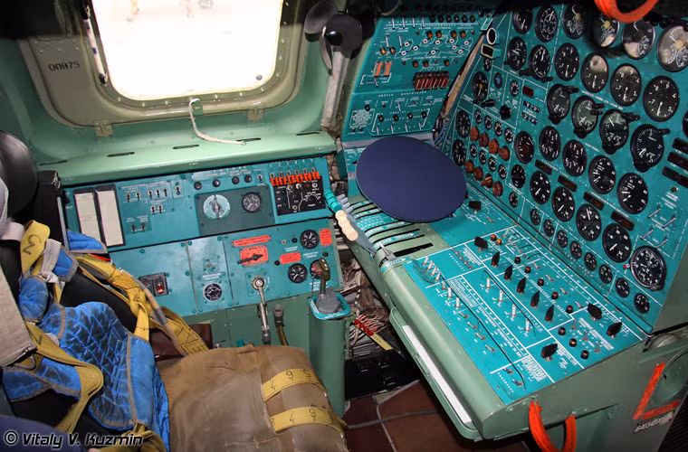 Chỗ ngồi của kỹ sư - phụ trách vấn đề kĩ thuật trong suốt chuyến bay của Tu-95MS. Anh ta được trang bị bảng điều khiển chi chít đồng hồ và dãy nút bấm. Để nắm được mọi thông số một cách nhanh nhất trên bảng điều khiển này thật không hề đơn giản.