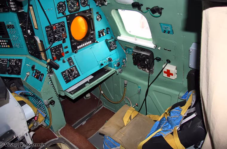 Trong một chuyến bay có thể có một hoặc hai hoa tiêu tùy nhiệm vụ huấn luyện hay chiến đấu. Chính vì thế, phi hành đoàn của Tu-95MS có thể có lúc chỉ cần 6 người. Ảnh: Chỗ ngồi của sĩ quan hoa tiêu kiêm vận hành hệ thống tác chiến điện tử trên Tu-95MS.