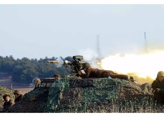 KCNA mô tả rằng, loại tên lửa chống tăng mới có khả năng cơ động, laser dẫn đường, tầm bắn xa nhất thế giới và chính xác như súng trường bắn tỉa. Ảnh: Cuộc bắn thử vũ khí mới do KCNA đăng tải.