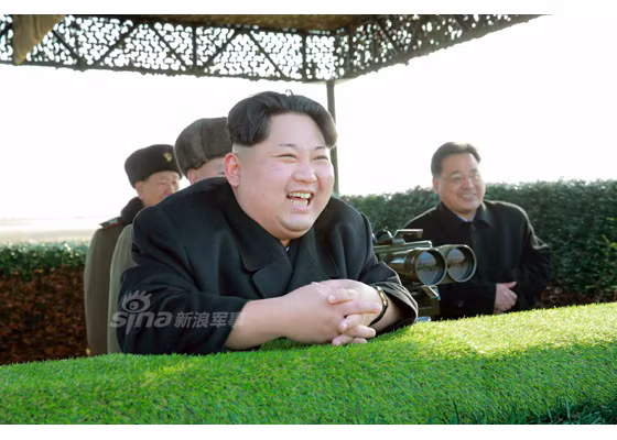 Theo hãng thông tấn TW Triều Tiên (KCNA), mới đây Quân đội Triều Tiên đã bắn thử thành công tên lửa chống tăng hế hệ mới có khả năng cơ động cao, uy lực lớn. Tất nhiên, cuộc bắn có sự tham dự và chỉ đạo từ nhà lãnh đạo Kim Jong-un. Ảnh: Ông Kim Jong-un cười tươi trên vọng quan sát trường bắn thử nghiệm tên lửa chống tăng mới của Triều Tiên.