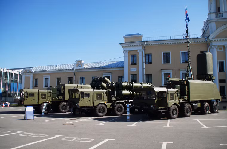 VPK- tờ tin tức của Tổ hợp công nghiệp quốc phòng Nga cho biết, tổ hợp tên lửa bờ biển Bal-E có thể đã được phía Nga chuyển giao cho Việt Nam. Trước đó, thông tin Việt Nam có thể đã mua hệ thống phòng thủ bờ biển Bal-E từng xuất hiện trên một số báo ở Nga. Tuy nhiên, thông tin này vẫn chưa được xác nhận một cách chính thức.