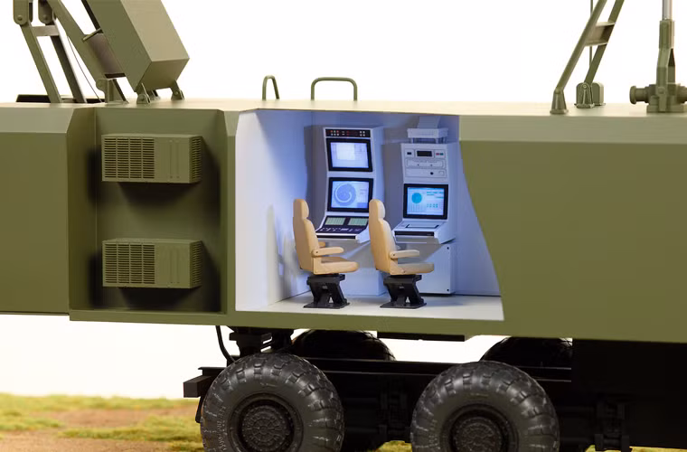 Ảnh đồ họa hệ thống điều khiển hiện đại, tối giản bên trong ca bin xe chỉ huy SKPUS.