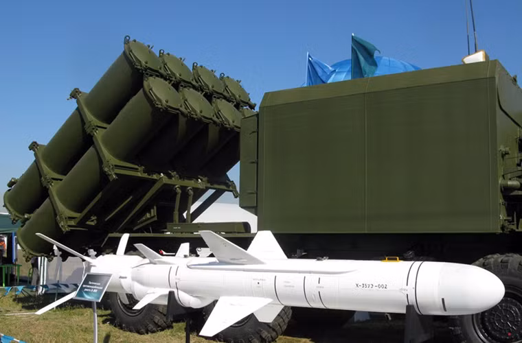 Tổ hợp tên lửa bờ biển Bal-E trang bị đạn tên lửa hành trình Kh-35E (phiên bản phóng trên đất liền của tên lửa cùng tên mà Việt Nam có dùng trên các chiến hạm hiện đại), nó có thể có chiều dài 3,75m, sải cánh 0,93m, đường kính 0,42m, trọng lượng phóng 630kg (với động cơ tăng cường). Trên thân quả đạn có 4 cánh ổn định ở giữa thân (có thể gập gọn) cùng 4 cánh lái ở đuôi.