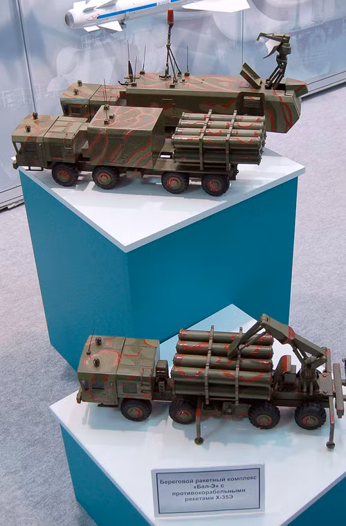 Theo thông tin của Tập đoàn Tên lửa Chiến dịch – Chiến thuật (KTRV) gồm: hai xe chỉ huy, kiểm soát, liên lạc (C3) tự hành; 4 xe bệ phóng và 4 xe nạp đạn. Ảnh mô hình tổ hợp tên lửa Bal-E được giới thiệu tại triển lãm MAKS-2009.