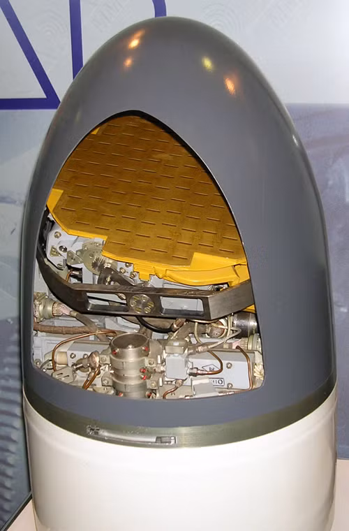 Tên lửa được trang bị đầu dò chủ động ARGS-35E có khả năng phát hiện, khóa mục tiêu ở cự li lớn nhất đến 20km. Theo một số nguồn tin, Nga gần đây đã nâng cấp trang bị đầu tự dẫn mới Gran-KE ưu việt hơn thay thế ARGS-35E.