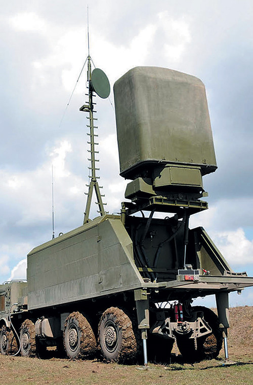 Xe chỉ huy SKPUS của tổ hợp tên lửa bờ Bal-E có chức năng điều khiển tập trung hóa, làm nhiệm vụ trinh sát mục tiêu, chỉ thị mục tiêu và phân phối tối ưu mục tiêu giữa các xe SPU. Các kênh radar phát hiện chủ động và thụ động chính xác cao của Bal-E cho phép phát hiện mục tiêu một cách linh hoạt, bí mật sục sạo, nhận dạng và bám các mục tiêu mặt nước, kể cả trên nền nhiễu tích cực và tiêu cực.