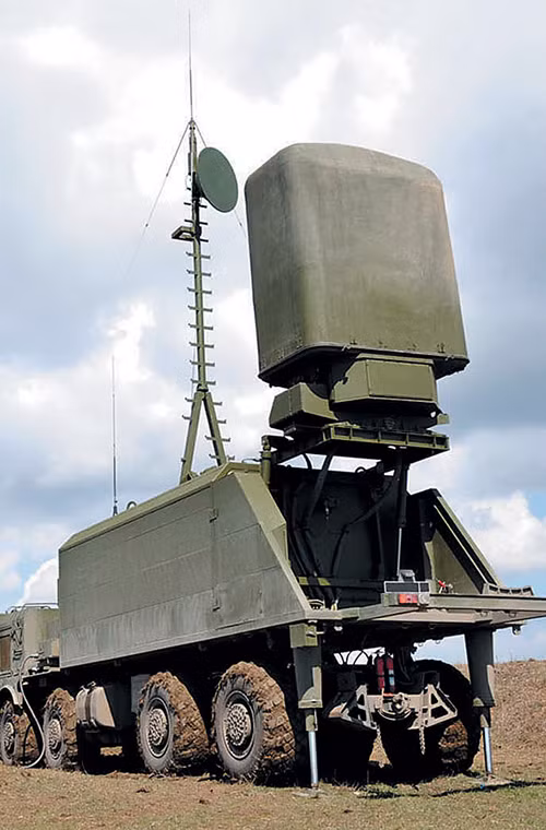 Xe chỉ huy SKPUS của tổ hợp tên lửa bờ Bal-E có chức năng điều khiển tập trung hóa, làm nhiệm vụ trinh sát mục tiêu, chỉ thị mục tiêu và phân phối tối ưu mục tiêu giữa các xe SPU. Các kênh radar phát hiện chủ động và thụ động chính xác cao của Bal-E cho phép phát hiện mục tiêu một cách linh hoạt, bí mật sục sạo, nhận dạng và bám các mục tiêu mặt nước, kể cả trên nền nhiễu tích cực và tiêu cực.