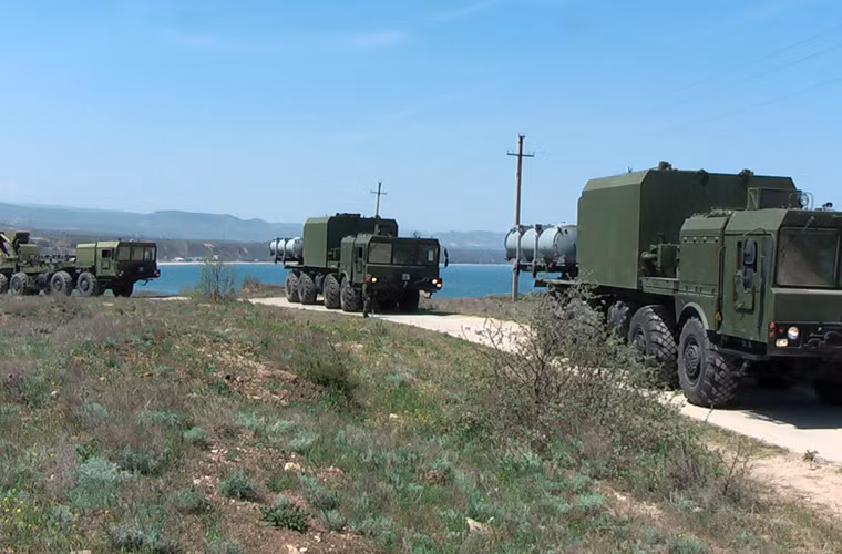 Toàn hệ thống được đặt trên khung gầm cơ sở xe vận tải hạng nặng MZKT-7930 cho tốc độ hành quân trên đường nhựa đến 60km/h, trên địa hình ghồ ghề là 20km/h, dự trữ hành trình trên 850km.