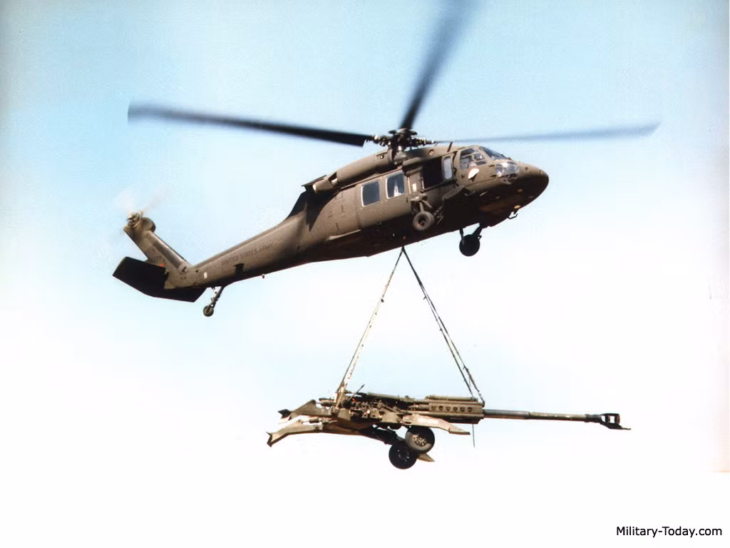 Tuy có cỡ nòng lên tới 155mm – xếp phân hạng nặng – thế nhưng M777 có trọng lượng khá nhẹ chỉ khoảng 4,2 tấn nhờ dùng nhiều vật liệu Titan để chế tạo, qua đó cho phép không vận bằng cả trực thăng hạng trung UH-60 Black Hawk. Nguồn ảnh: Military-Today