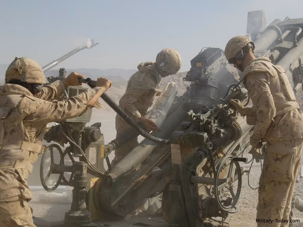 Tầm bắn của pháo có thể lên tới 40km với những viên đạn nổ phá tự dẫn GPS M982 Excalibur. Nó nặng 48kg, chứa 22kg thuốc nổ PBXN-9, nhờ việc trang bị bộ dẫn đường GPS, độ chính xác của đạn với mục tiêu là rất cao. Tuy nhiên, giá cả một viên là đắt khủng khiếp. Nguồn ảnh: Military-Today