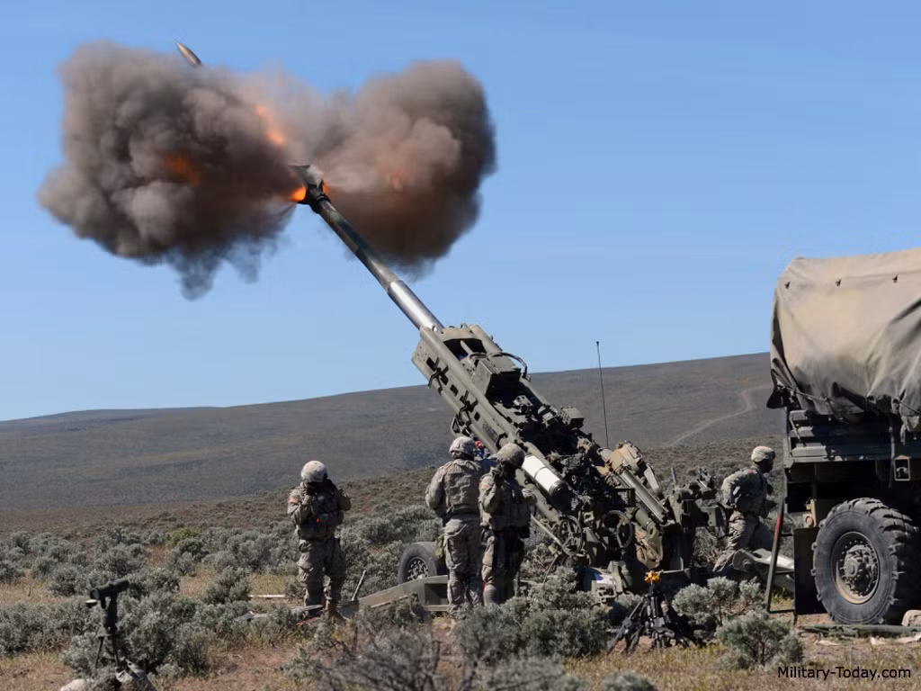 Một khẩu pháo M777 nặng khoảng 4,2 tấn, chiều dài khi hành quân là 9,5m và khi chiến đấu là 10,7m, kíp chiến đấu 8 người. Nguồn ảnh: Wikipedia