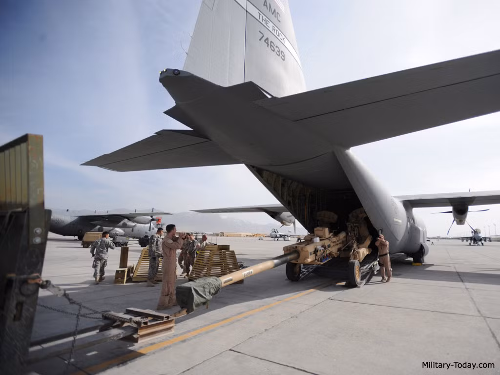 M777 cũng có thể không vận bằng máy bay vận tải hạng trung C-130J. Nguồn ảnh: Military-Today