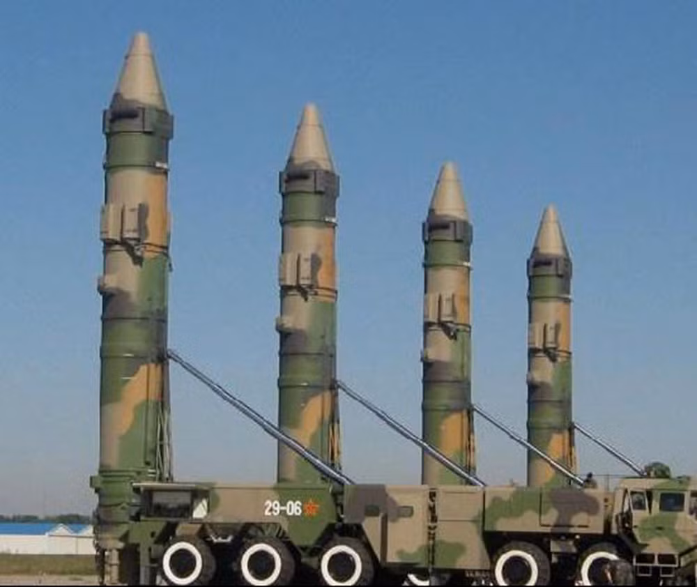 Các loại vũ khí mới như tên lửa đạn đạo chống hạm DF-21D của Trung Quốc có tầm bắn khoảng 1.700 km và bay với tốc độ gấp 10 lần vận tốc âm thanh là nỗi khiếp đảm của hàng không mẫu hạm. Ảnh: US Navy