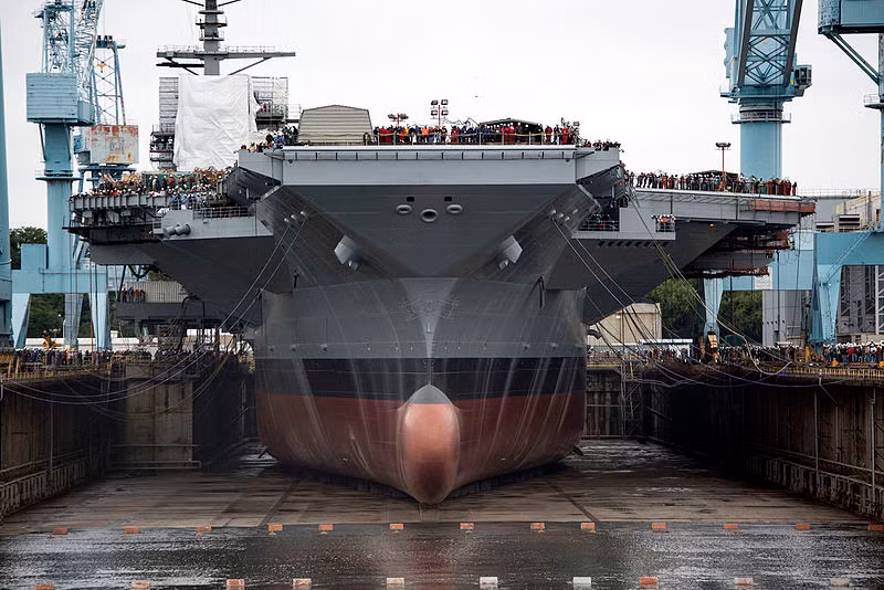 USS Gerald R.Ford (CVN-78) là chiếc đầu tiên thuộc lớp tàu cùng lên được các công ty quốc phòng Mỹ thiết kế cho lực lượng hải quân nước này, nhằm thay thế lớp tàu Nimitz trong tương lai nhiều năm nữa. Theo kế hoạch, sẽ còn 9 chiếc nữa được chế tạo trong những năm tiếp theo. Ảnh: Wikipedia