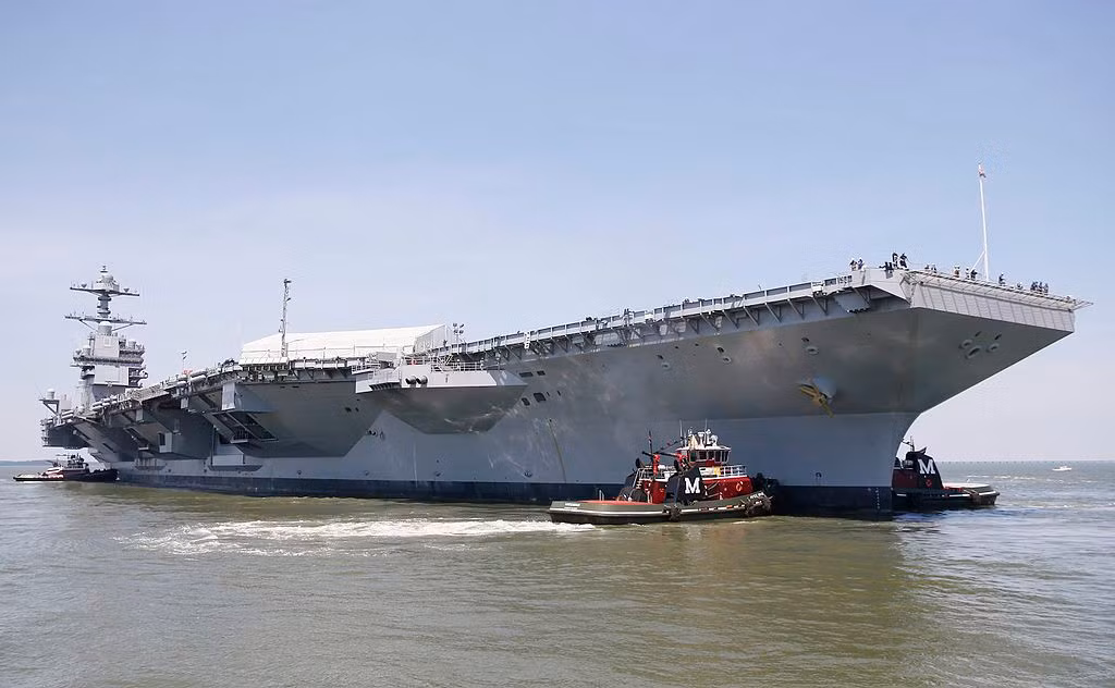 USS Gerald R.Ford được coi là tàu sân bay lớn nhất thế giới hiện nay với lượng giãn nước toàn tải đến 110.000 tấn (lớn hơn một chút so với lớp Nimitz), dài 337m, cao 76m, mớn nước 12m. Tàu được trang bị hai lò phản ứng hạt nhân A1B với 4 trục cung cấp năng lượng hoạt động tới 50 năm liên tục. Ảnh: Wikipedia