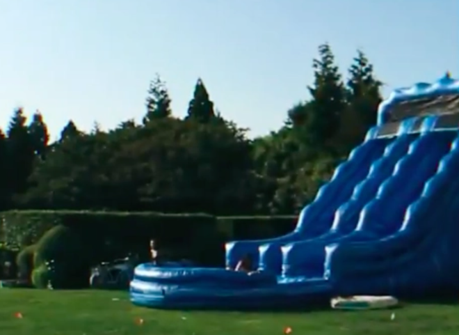 Cặp vợ chồng thiết kế một cầu trượt phao khổng lồ có chiều cao gần bằng chiều cao của ngôi nhà, dành làm nơi vui chơi cho cặp sinh đôi Max và Emme. Ảnh: Daily Mail.