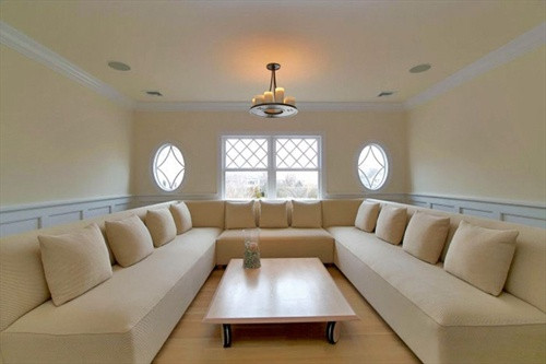 Toàn bộ căn biệt thự được trang hoàng với nội thất gam màu trắng be trang nhã, hài hòa. Ảnh: Daily Mail.