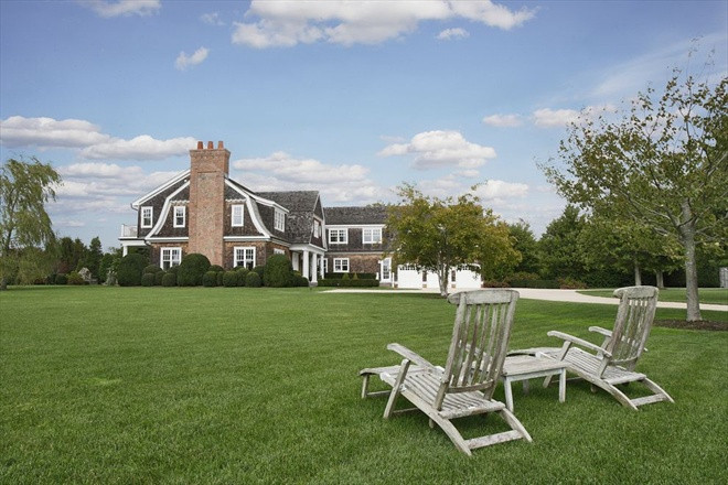 Khu nhà cổ điển theo phong cách Hamptons cũng được trang bị phòng xông hơi và phòng tắm hơi hiện đại. Nhiều ghế nghỉ cũng được sắp xếp bên trên bãi cỏ để chủ nhân thư giãn và tắm nắng. Ảnh: Daily Mail.