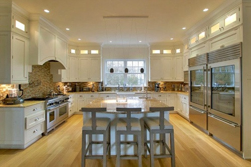 Phòng bếp thiết kế hiện đại với đầy đủ thiết bị cao cấp. Ảnh: Daily Mail.