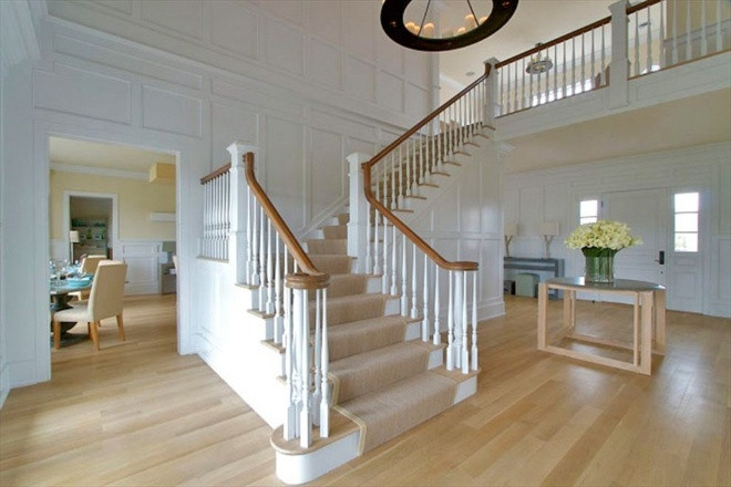 Tiền sảnh rộng rãi với cầu thang rộng rãi dẫn lên tầng 2. Ảnh: Daily Mail.