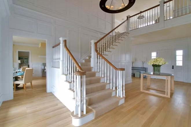 Tiền sảnh rộng rãi với cầu thang rộng rãi dẫn lên tầng 2. Ảnh: Daily Mail.