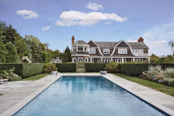 Bên ngoài khuôn viên có hồ bơi rộng, bao quanh bởi những bãi cỏ xanh mát trải dài. Ảnh: Daily Mail.