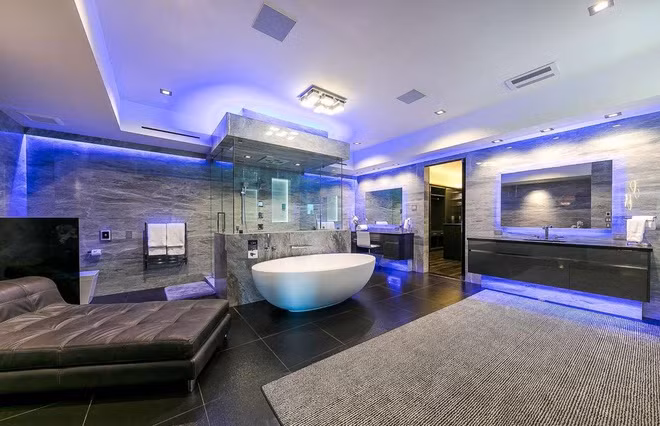 924 Bel Air Road, một trong những dinh thự đắt nhất tại Mỹ, được bán với giá 94 triệu USD hồi tháng 1. Dinh thự có 21 phòng tắm xa xỉ, trong đó có một phòng tắm lát đá cẩm thạch xám với bồn tắm kiểu spa, buồng tắm cỡ lớn và ghế massage bằng da.