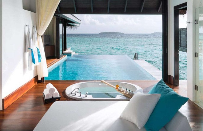 Một phòng tắm xa hoa khác nằm trong dinh thự Anantara Kihavah Sunset trên đảo Kihavah Huravalhi, Maldives. Nằm kế bên bể bơi vô cực, phòng tắm có thiết kế tối giản với bồn tắm đáy kính.