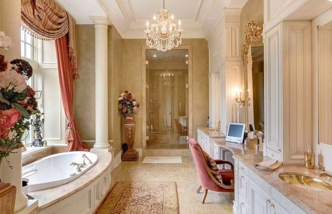Phòng tắm trong dinh thự đồng quê Chelster Hall từng được rao bán với giá 45 triệu USD ở Oakville, Canada. Phòng tắm có thiết kế xa hoa với bồn tắm kiểu spa, đèn chùm trang trí và bồn rửa mạ vàng.