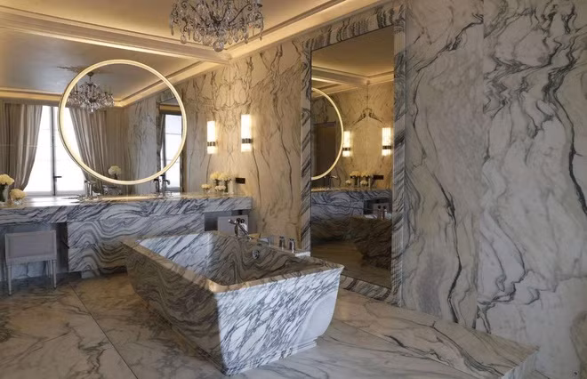Một phòng tắm tắm bên trong khách sạn xa xỉ Hôtel de Crillon ở Paris (Pháp) với bồn tắm được làm từ đá cẩm thạch Carrera nguyên khối nặng tới 2 tấn.