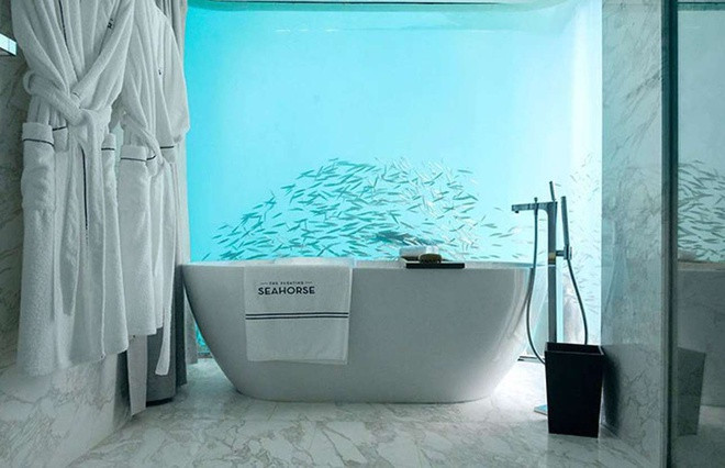 Mỗi biệt thự Floating Seahorse Villa tại Dubai đều có một phòng tắm ốp đá cẩm thạch từ trần đến sàn và nằm hoàn toàn dưới mặt nước. Biệt thự này có giá khoảng 27,3 triệu USD.