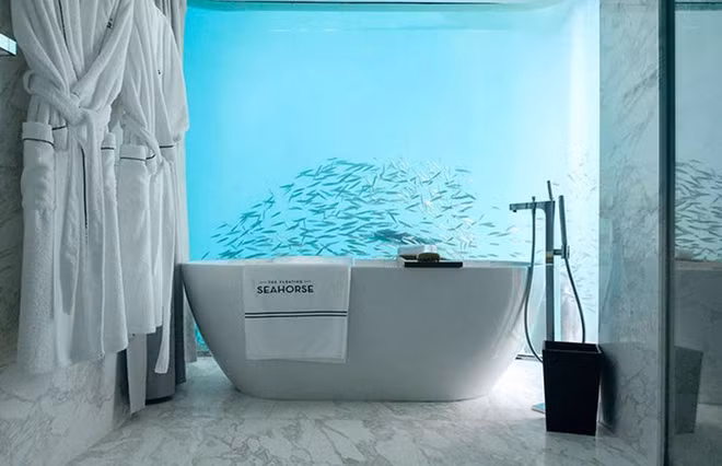 Mỗi biệt thự Floating Seahorse Villa tại Dubai đều có một phòng tắm ốp đá cẩm thạch từ trần đến sàn và nằm hoàn toàn dưới mặt nước. Biệt thự này có giá khoảng 27,3 triệu USD.